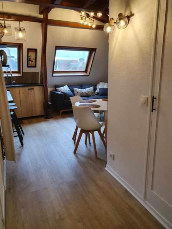 Bel appartement ensoleillé en ville Pont-Évêque Esterno foto
