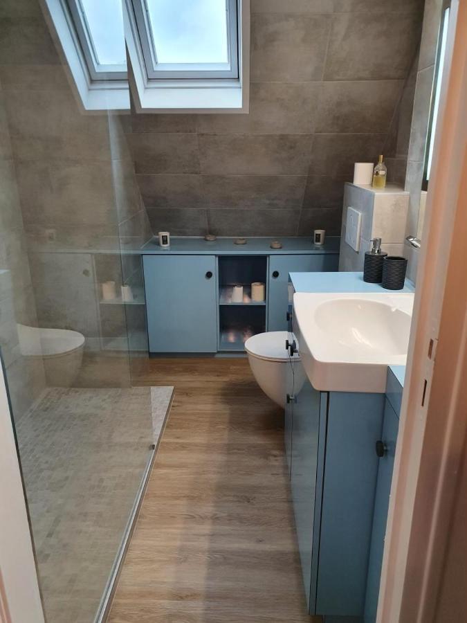 Bel appartement ensoleillé en ville Pont-Évêque Esterno foto